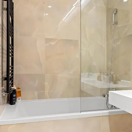 One Verdi Luxury Apartment *